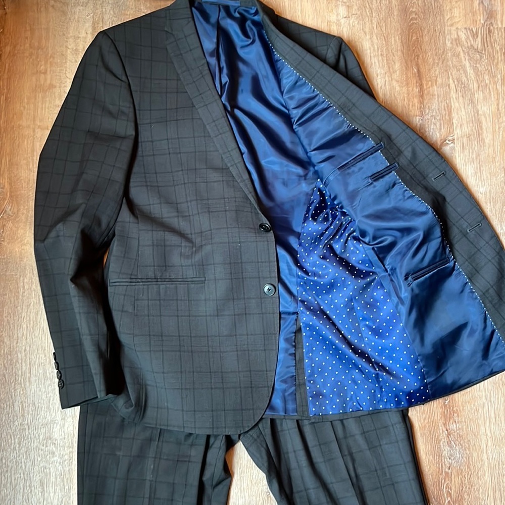 Two piece suit - Picture 1 of 1